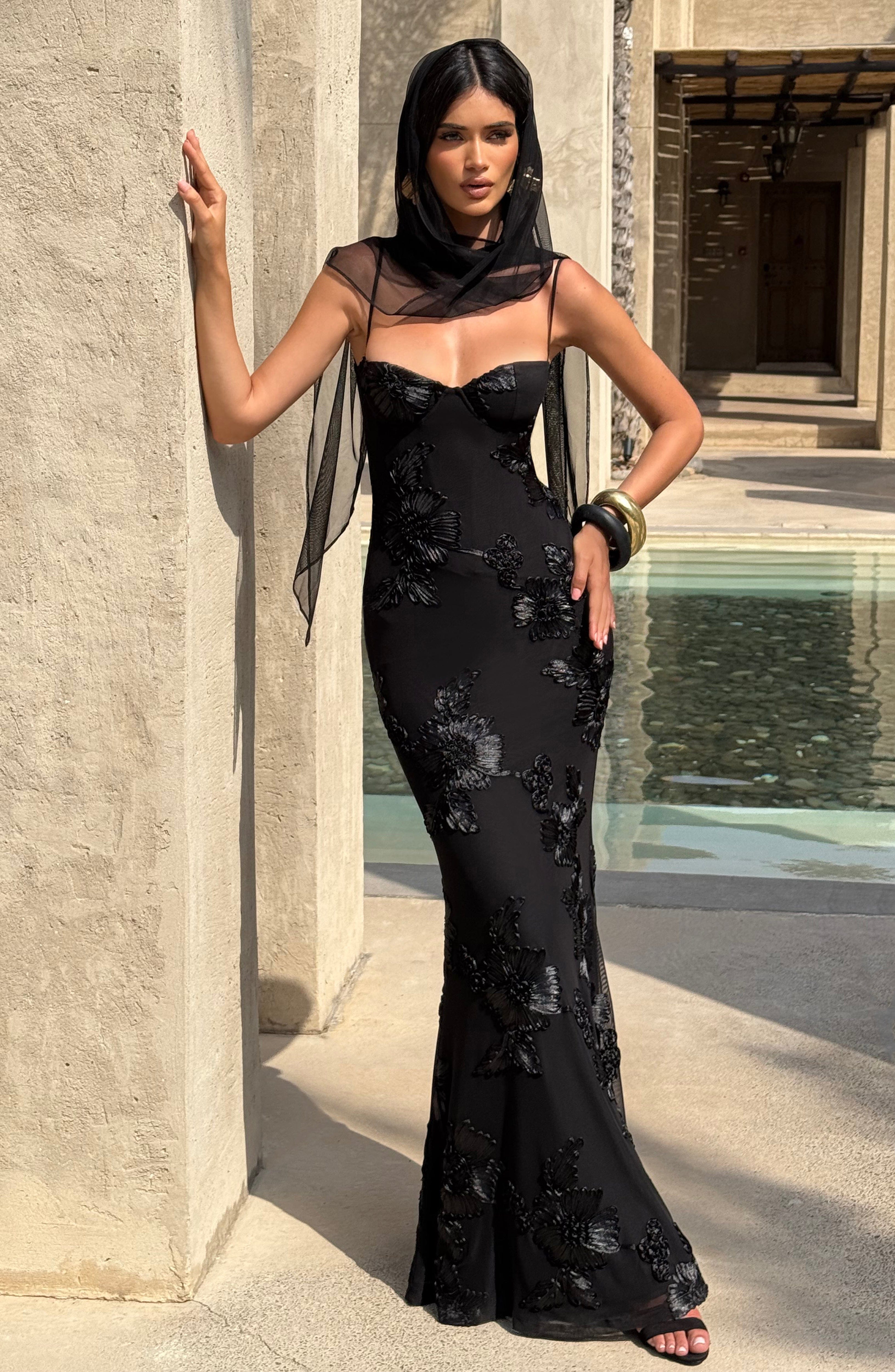 Nefertiti Maxi Dress in Black - Elegant and Timeless S.M